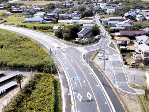 施工実績に「県単道路改良工事(屋形交差点改良工その2)」を掲載しました